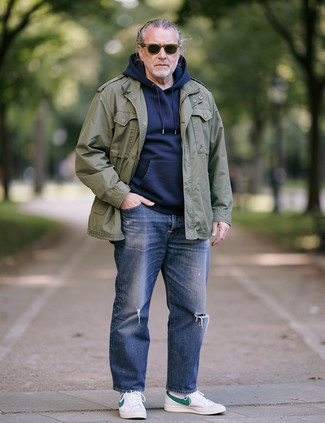 С чем носить синий свитер мужчине