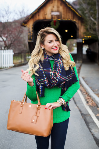 С чем носить синий свитер женщине