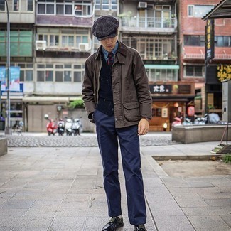 Какие брюки чинос носить с синим трикотажным жилетом