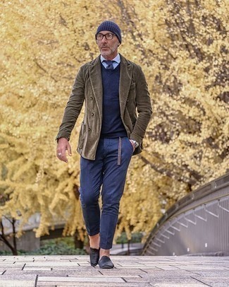 Какие брюки чинос носить с синим трикотажным жилетом