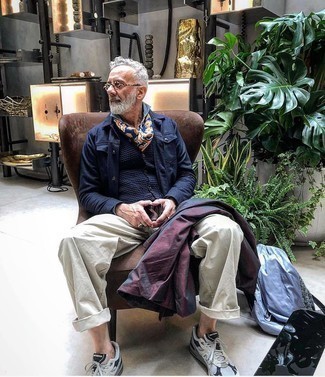 Какие брюки чинос носить с синим трикотажным жилетом