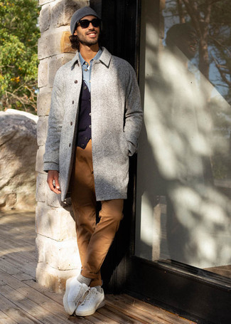 Какие брюки чинос носить с синим трикотажным жилетом