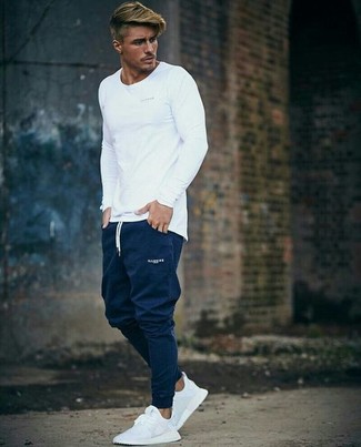 Какие кроссовки носить с синими спортивными штанами мужчине