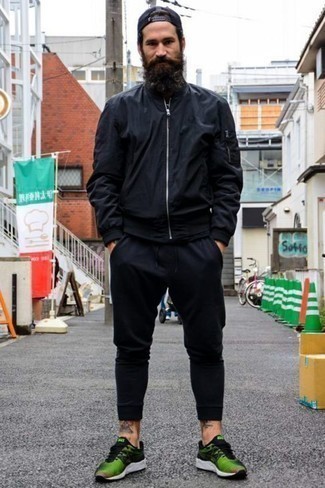 Какие кроссовки носить с синими спортивными штанами мужчине