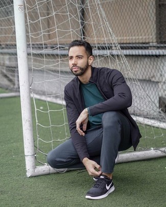 Какие кроссовки носить с синими спортивными штанами мужчине