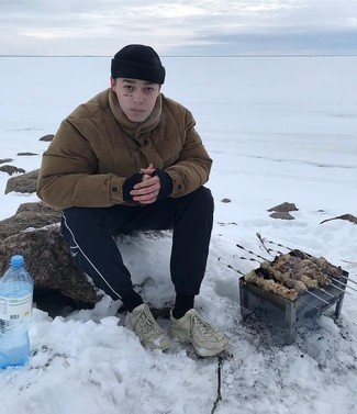 Какие кроссовки носить с синими спортивными штанами мужчине