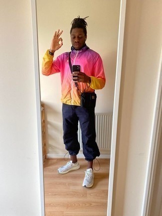 Какие кроссовки носить с синими спортивными штанами мужчине