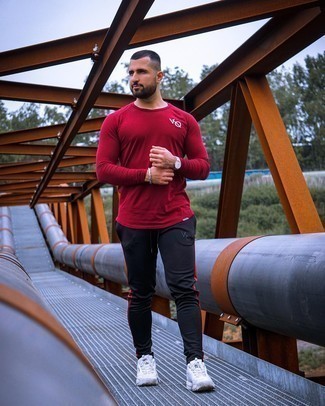 Какие кроссовки носить с синими спортивными штанами мужчине