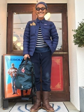 Как носить синие спортивные штаны с темно-коричневыми резиновыми сапогами мужчине