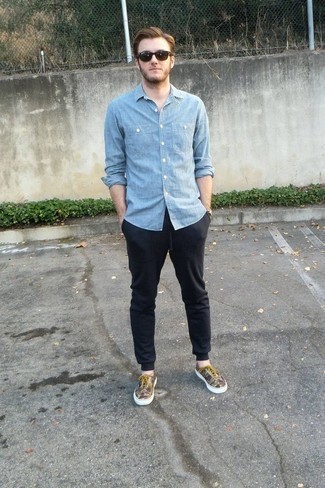 Какие низкие кеды носить с синими спортивными штанами мужчине