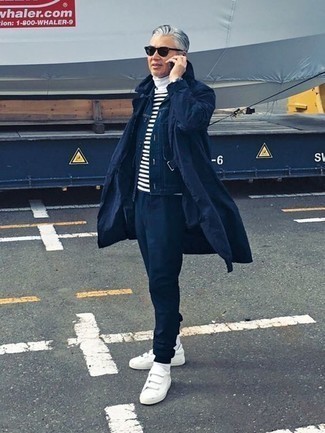 Какие низкие кеды носить с синими спортивными штанами мужчине