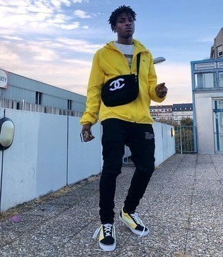 Какие низкие кеды носить с синими спортивными штанами мужчине