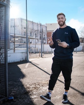 Как носить синий свитшот с черными брюками чинос