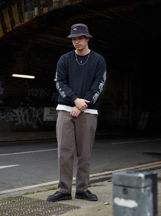 Какие брюки чинос носить с синим свитшотем