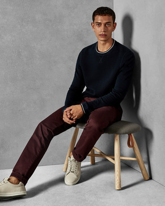 Какие брюки чинос носить с синим свитшотем