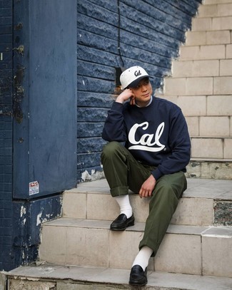 Какие брюки чинос носить с синим свитшотем