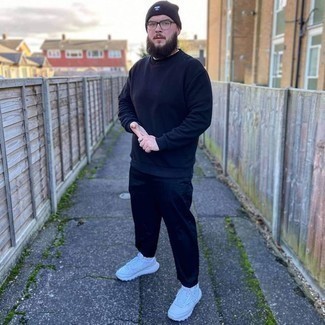 Какие брюки чинос носить с синим свитшотем