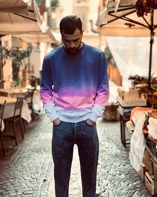 Какие джинсы носить с синим свитшотем мужчине