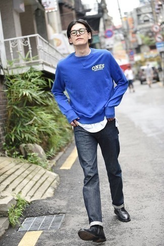 Какие джинсы носить с синим свитшотем мужчине