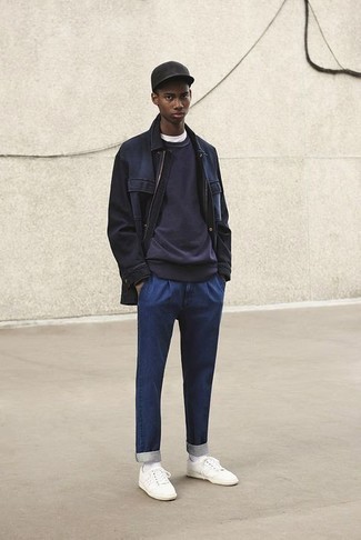 Какие джинсы носить с синим свитшотем мужчине