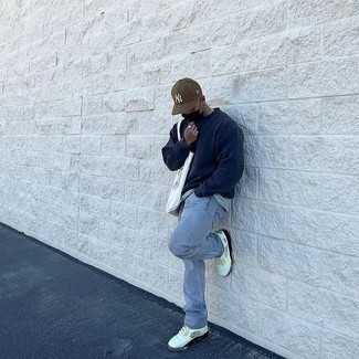 Какие джинсы носить с синим свитшотем мужчине