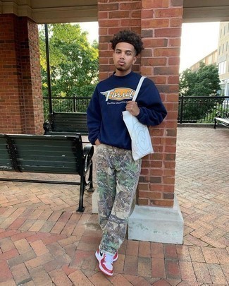 Какие джинсы носить с синим свитшотем мужчине