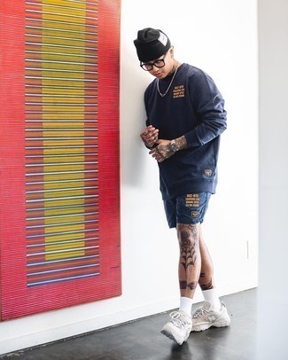 С чем носить синий свитшот мужчине