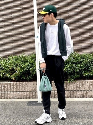 Как носить синий свитшот с белыми кроссовками мужчине