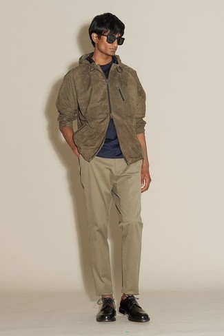 С чем носить синюю футболку мужчине