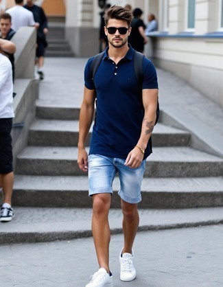 С чем носить синюю футболку мужчине