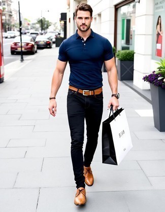 С чем носить синюю футболку мужчине