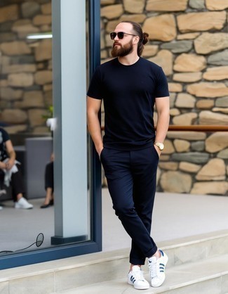 С чем носить синюю футболку мужчине