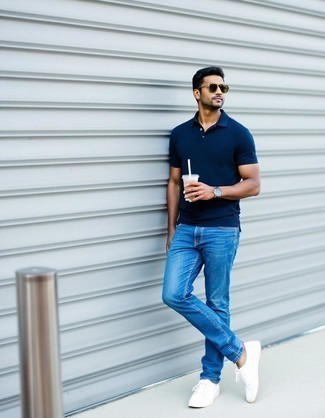С чем носить синюю футболку мужчине