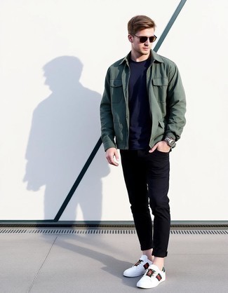 С чем носить синюю футболку мужчине