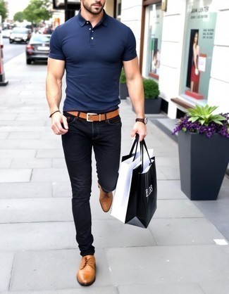 С чем носить синюю футболку мужчине