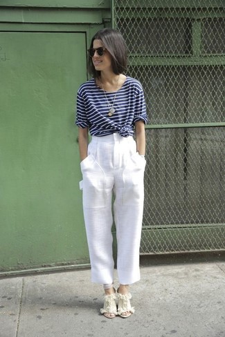 С чем носить синюю футболку женщине