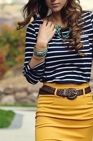 С чем носить синюю футболку женщине