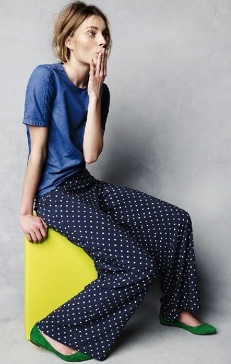 С чем носить синюю футболку женщине