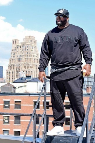 Какие низкие кеды носить с синей майкой мужчине