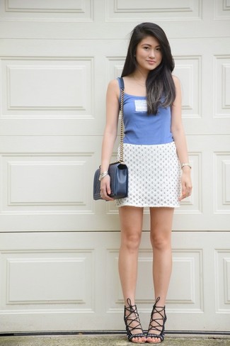 Какие мини-юбки носить с синей майкой