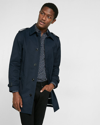 Какие джинсы носить с синим плащом мужчине