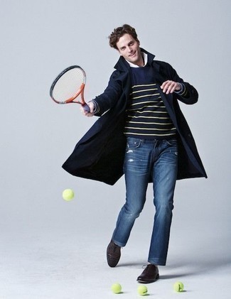 Какие джинсы носить с синим плащом мужчине