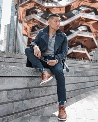 Какие джинсы носить с синим плащом мужчине