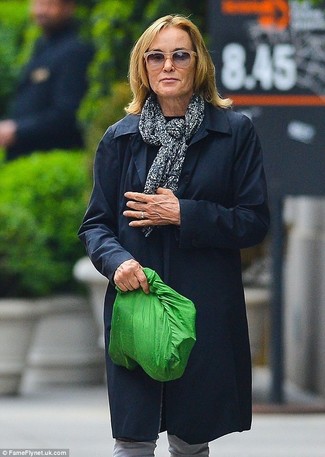 С чем носить синий плащ женщине