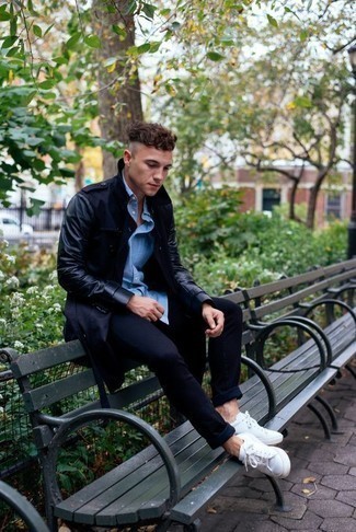 Как носить синий плащ с темно-синими брюками чинос