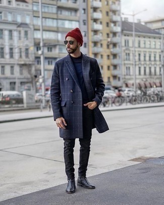 Как носить синюю водолазку с черными джинсами мужчине