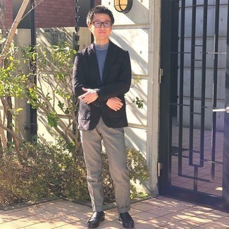 Как носить синюю водолазку с черными кожаными лоферами мужчине