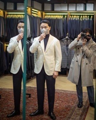 Как носить синюю водолазку с черными кожаными лоферами мужчине