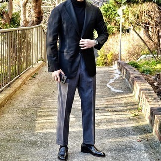 Как носить синюю водолазку с черными кожаными лоферами мужчине