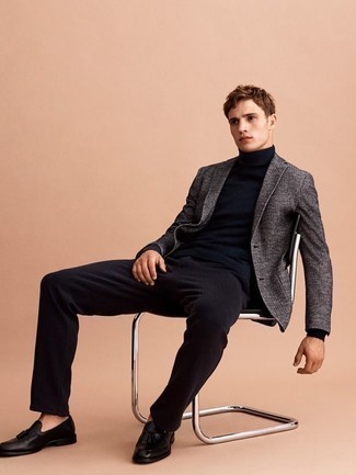 Как носить синюю водолазку с черными кожаными лоферами мужчине